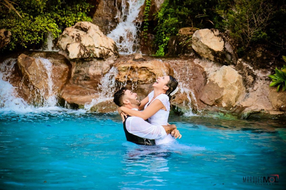 Sessão de fotos do casal em uma cachoeira