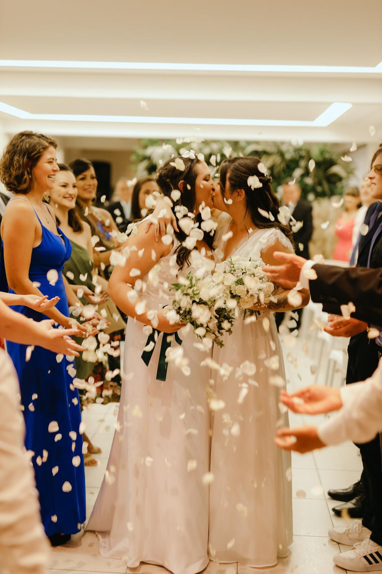 Casal se beija no casamento