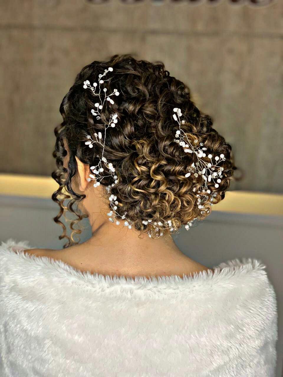 70 Penteados de casamento para cabelos cacheados: dicas e inspiração!