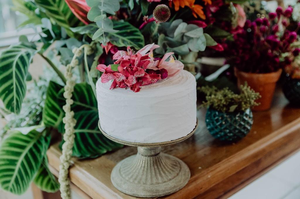 Bolo de casamento minimalista