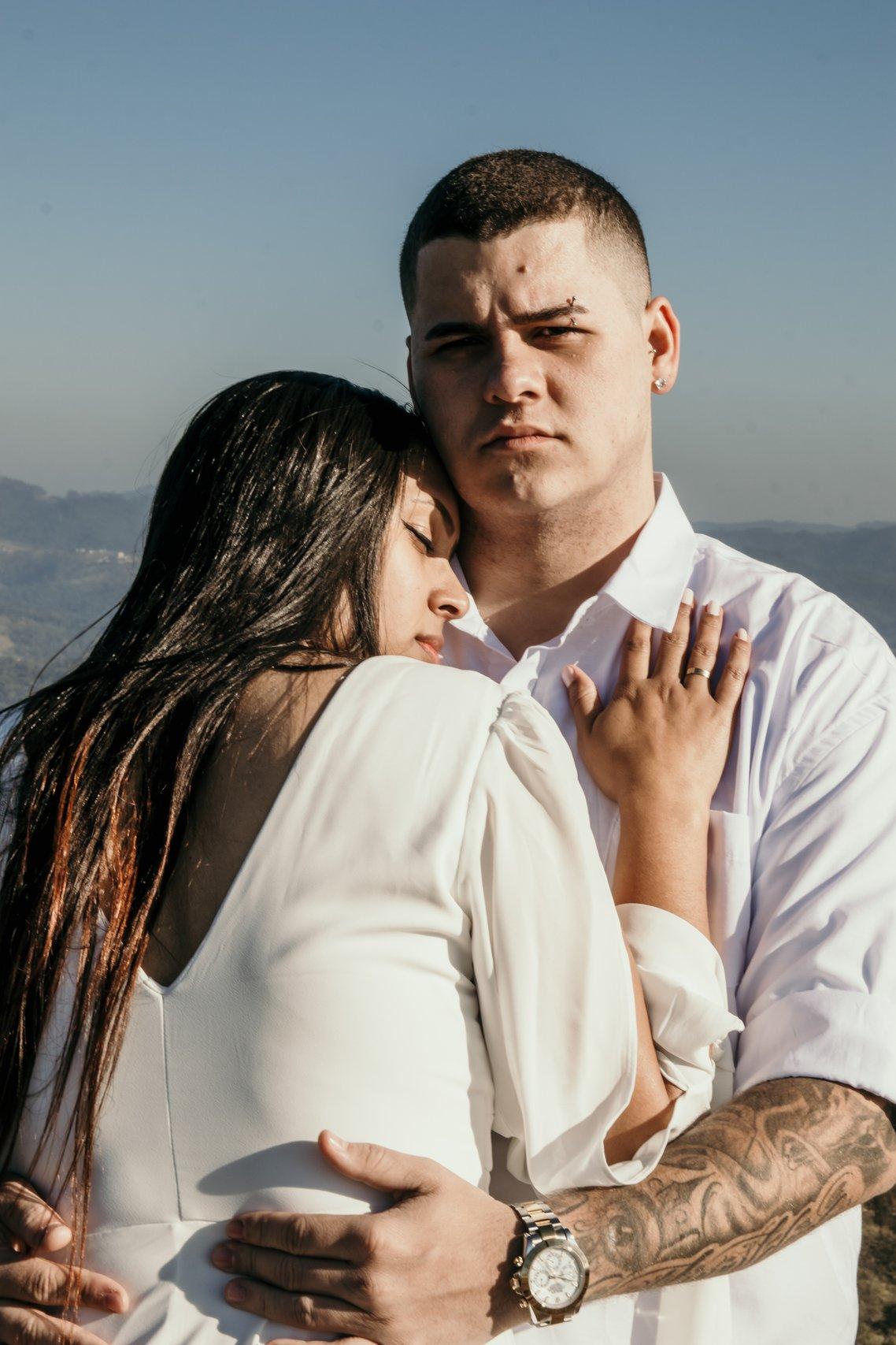 crises do casamento casal mulher enconstada no homem