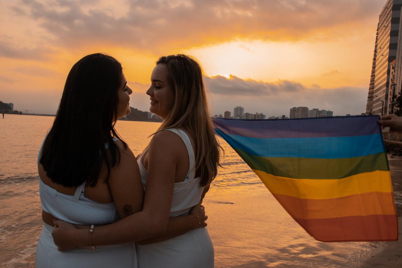 micro-romance casal caminhando na praia