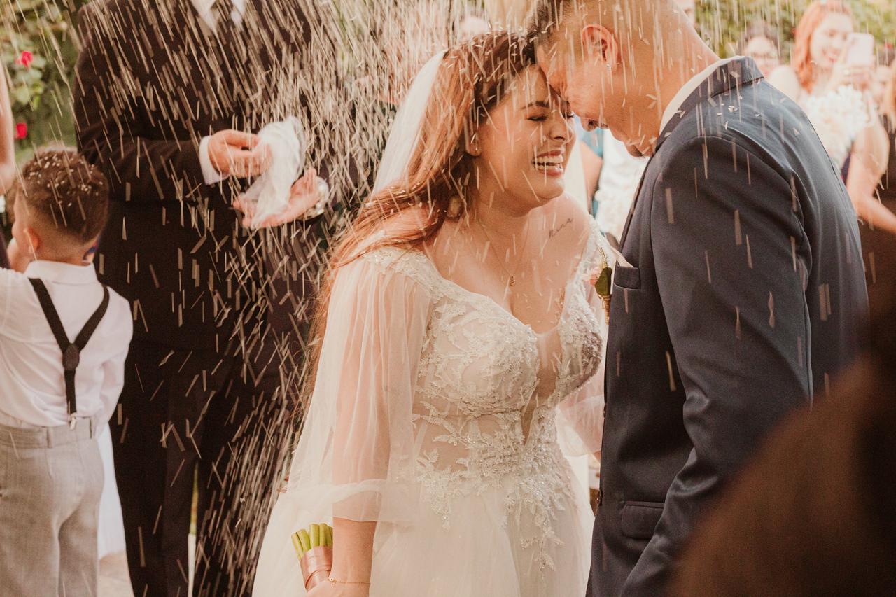 sonhar com casamento chuva de arroz nos noivos