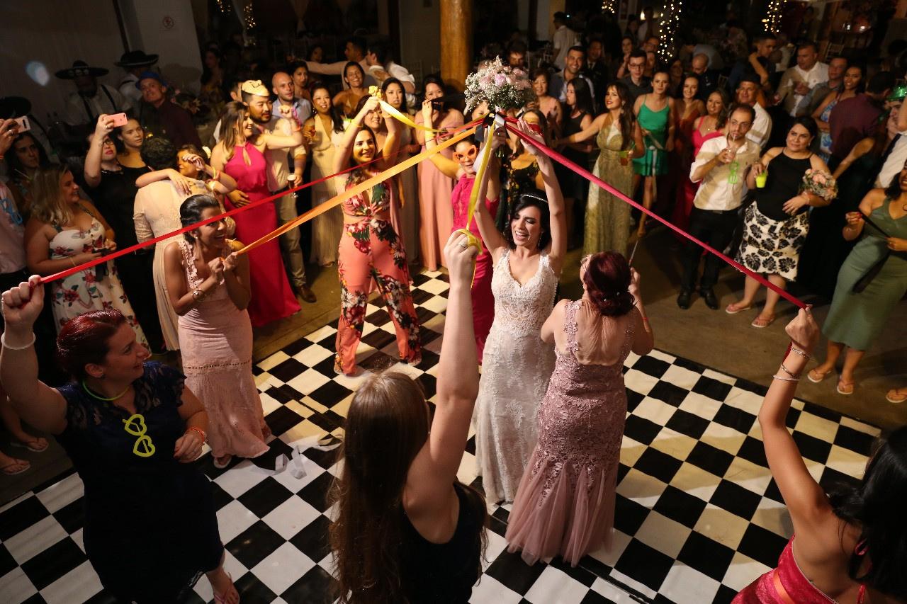 Buquê com fitas - uma forma diferente de jogar o buquê, Blog do Casamento