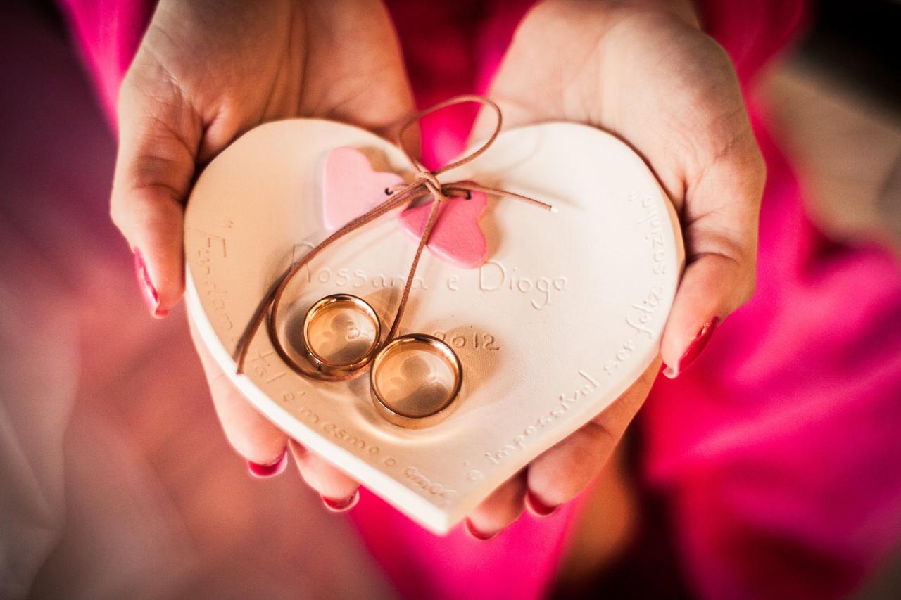 tradição casamento porta alianças de coração