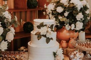 Bolo de casamento branco e simples