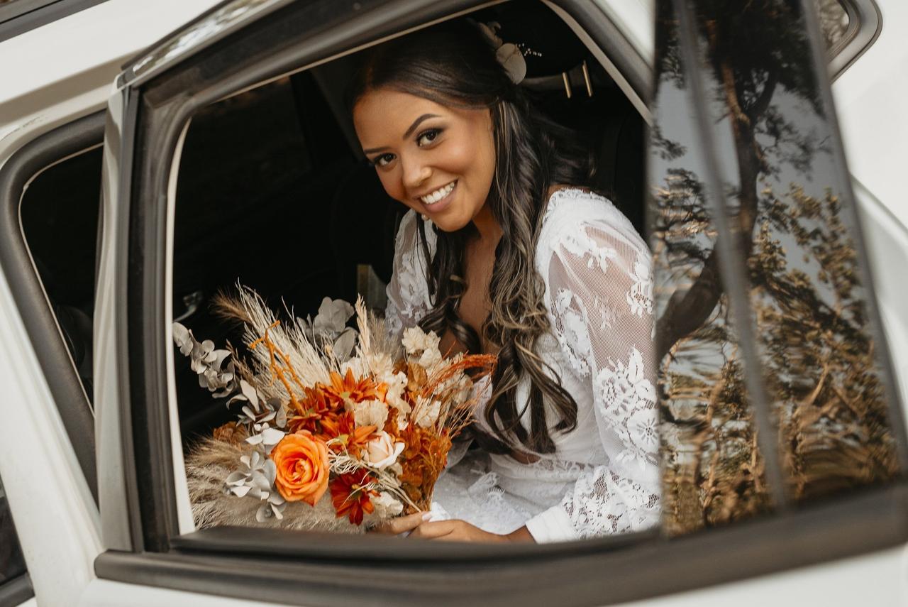 Noiva de cabelo longo no carro