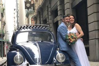 Casal com fusca no casamento