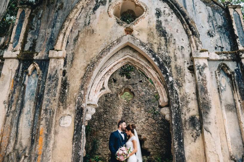 casamento em portugal casal na frente da igreja