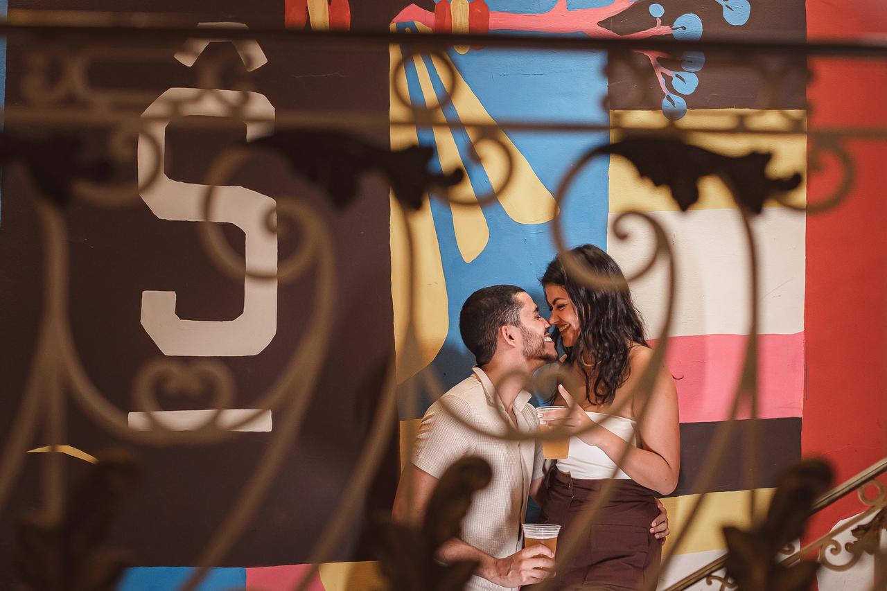 Vida sexual saudável: casal abraçado enquanto toma cerveja e se olha apaixonadamente