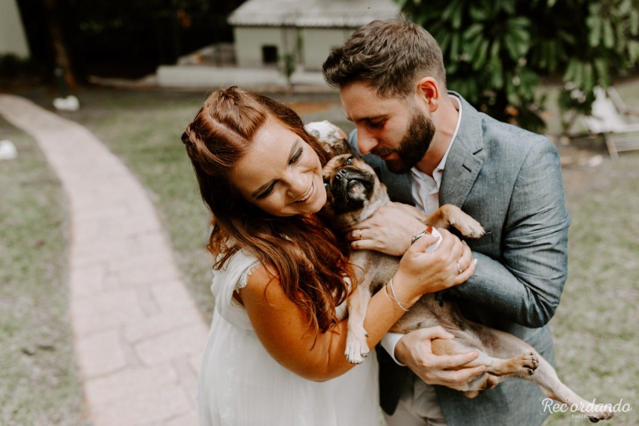 Noivos com seu cachorro no casamento