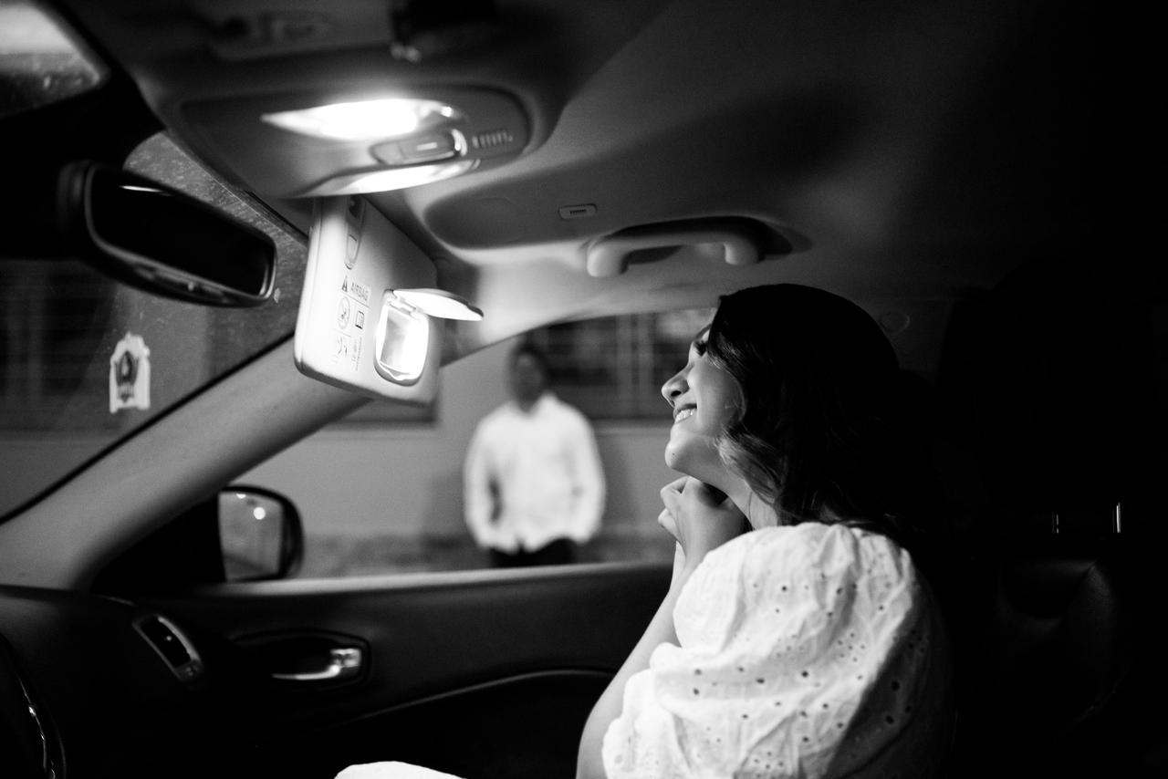 situationship mulher colocando os brincos no carro