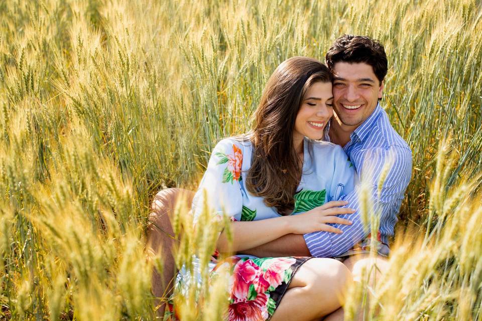 Casal abraçado em um campo de trigo
