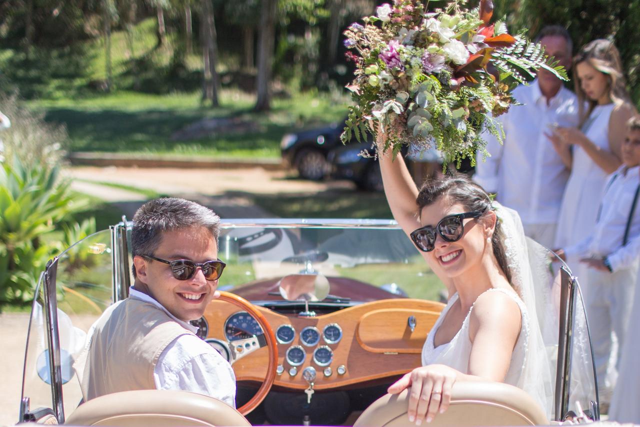 comportamento feminino casal saindo do casamento no carro