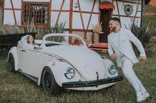 Casal com fusca no casamento