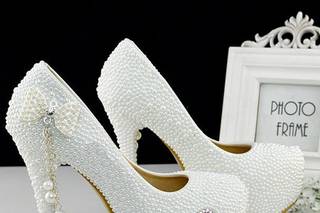 Sapatos brancos para a noiva