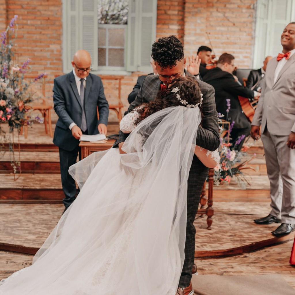 Casal se beija no casamento