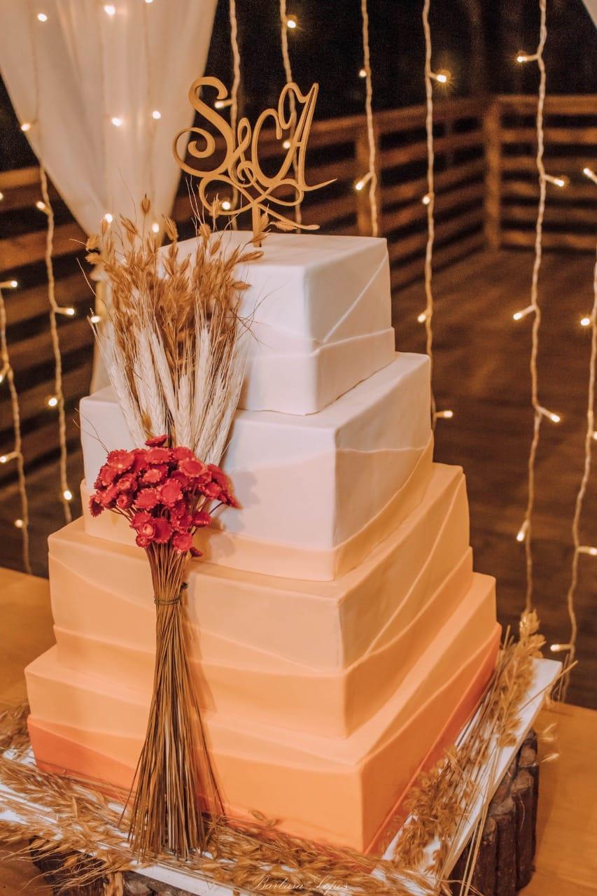 Bolo de casamento quadrado