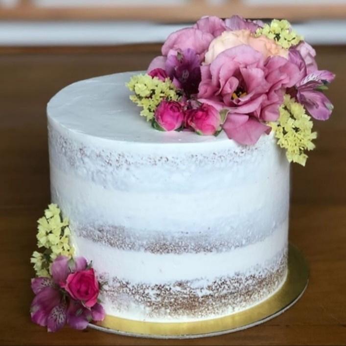 Bolo de casamento minimalista