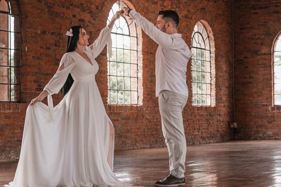 Casal dançando Valsa casamento