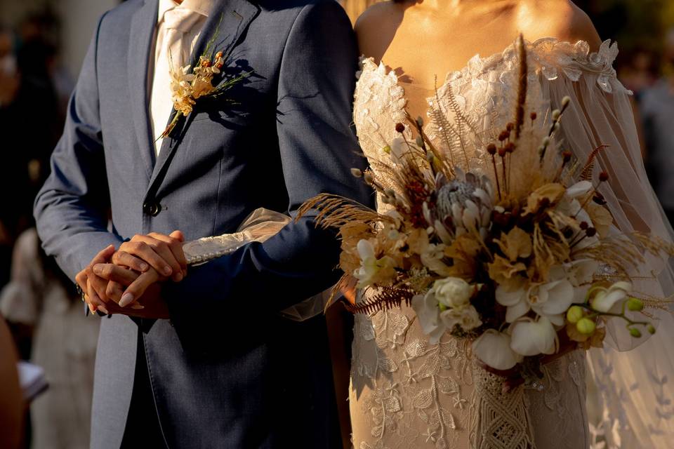 Casal com traje e vestido de noiva