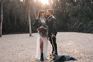 Noivos com seu cachorro no casamento