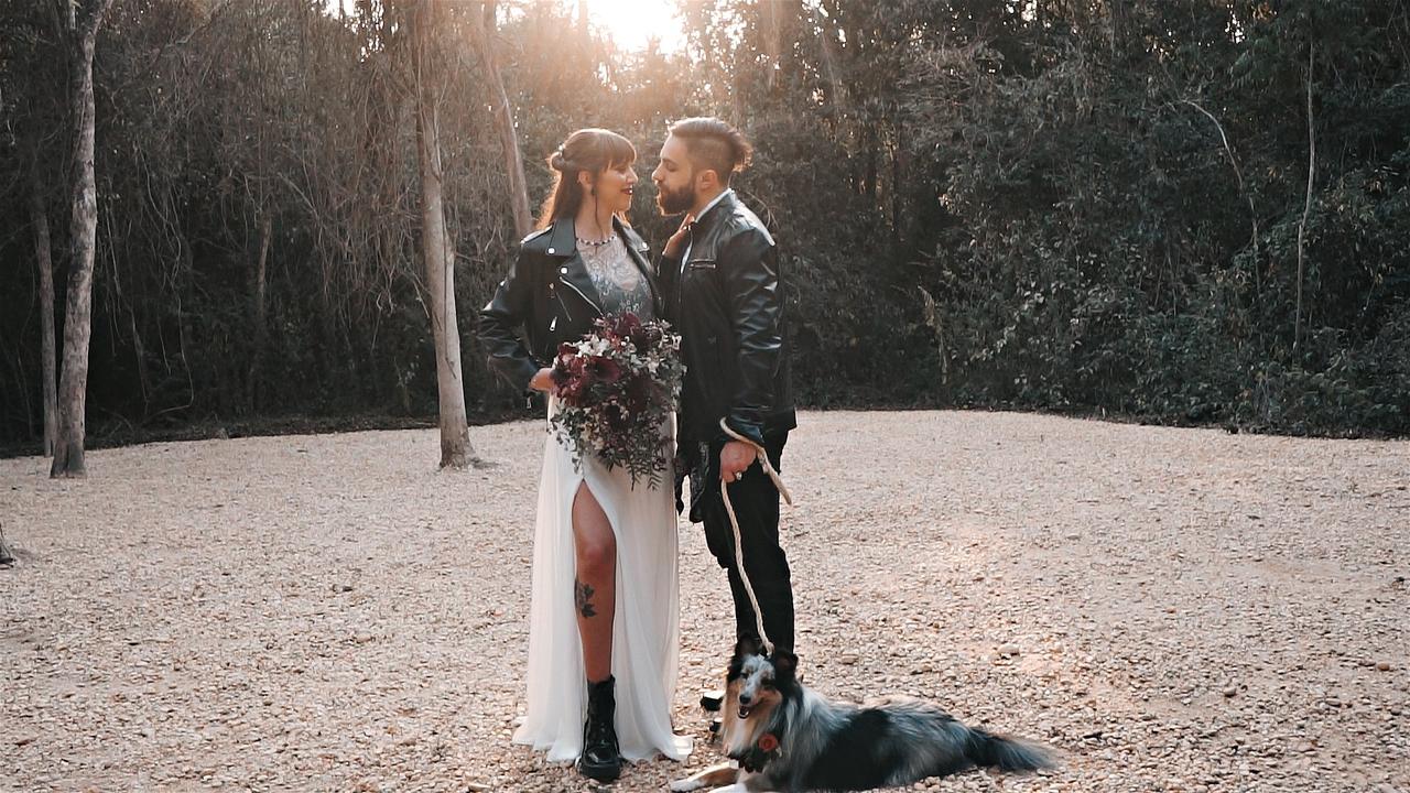 Noivos com seu cachorro no casamento