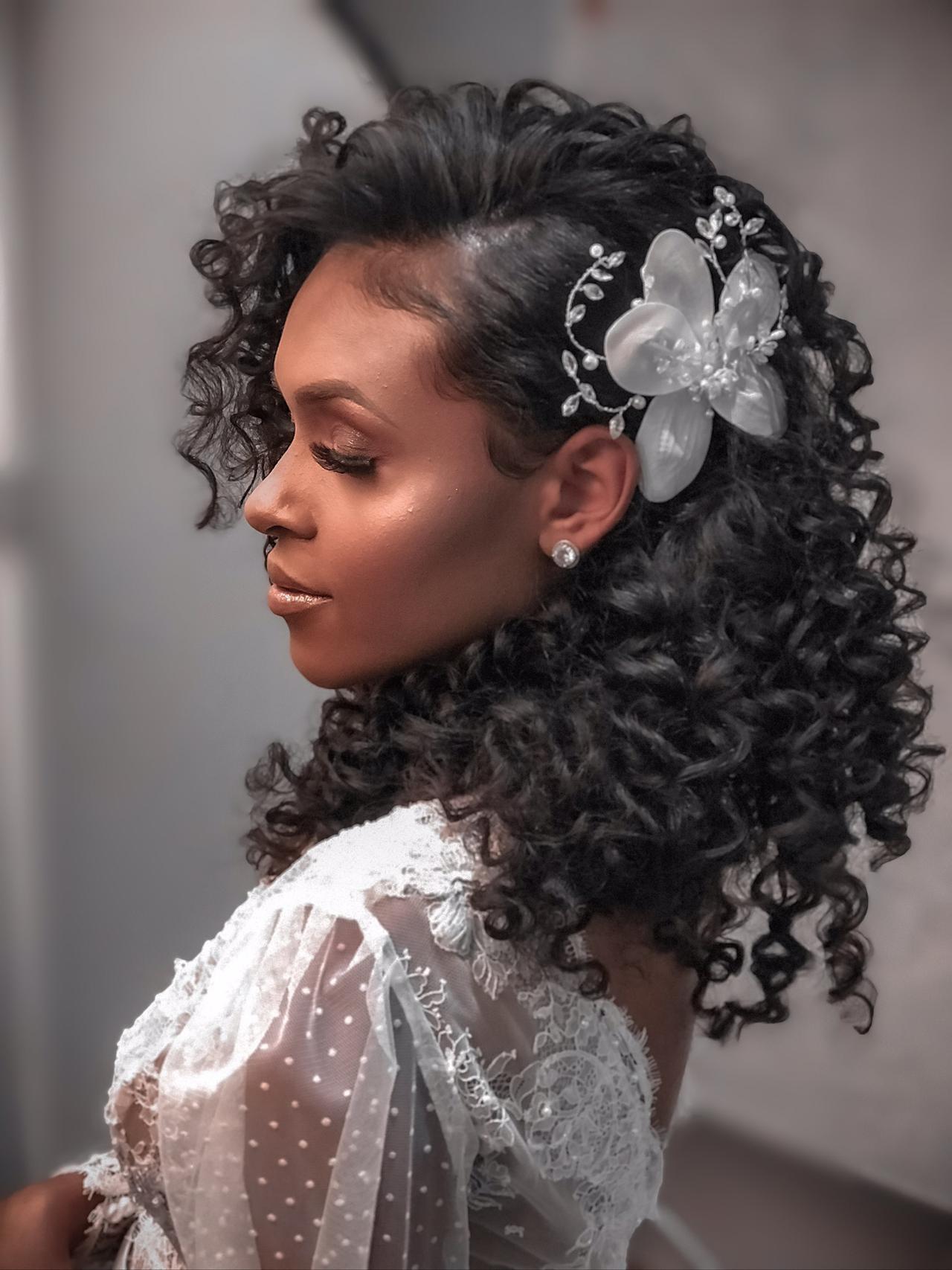 Penteados em cabelos cacheados para casamento - Cortes de Cabelo 2020