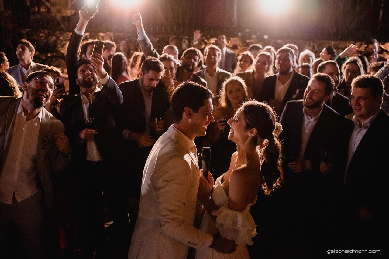 quem paga hospedagem dos convidados casal cantando para convidados