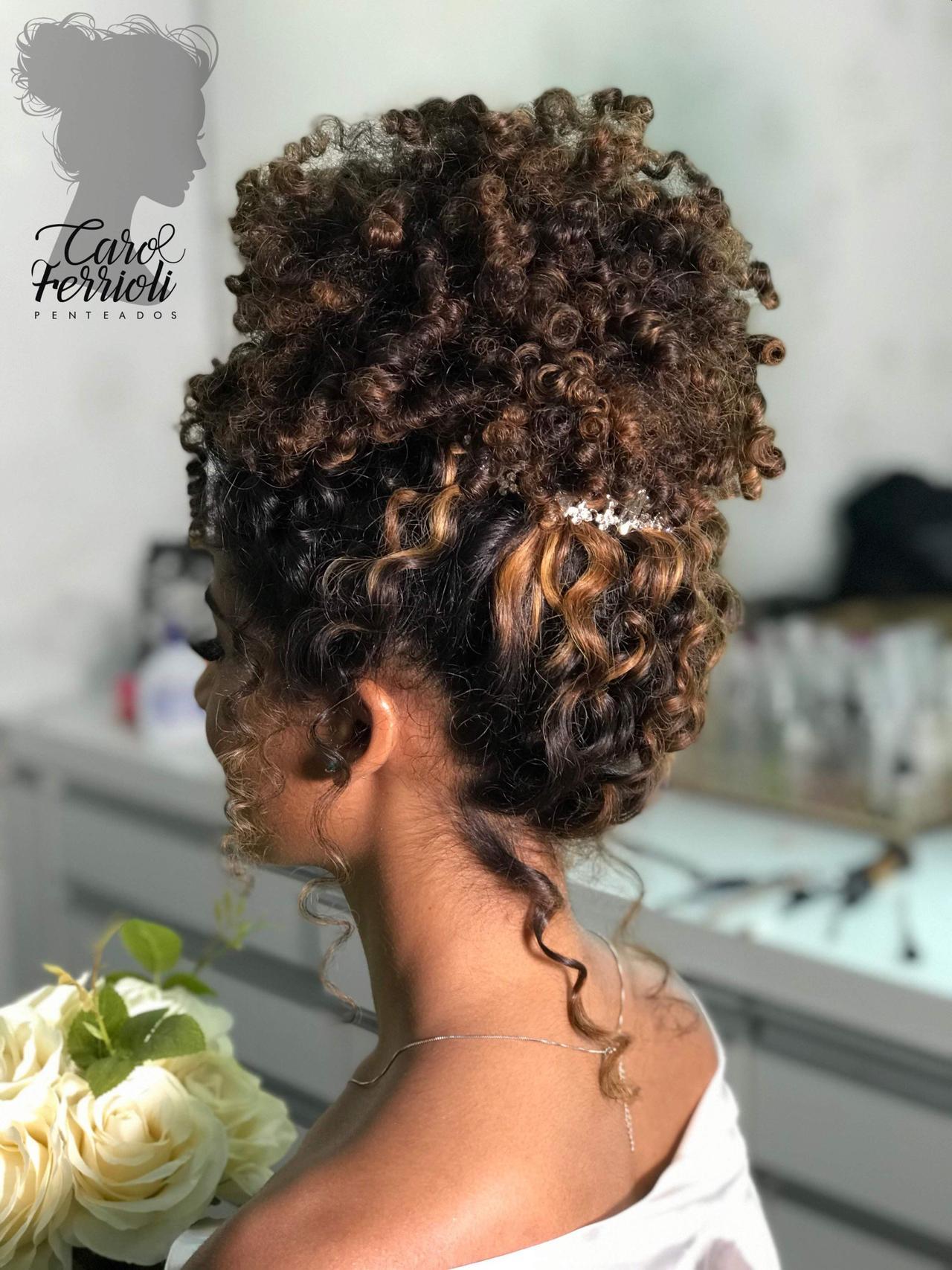 Penteados de casamento para cabelo crespo: 110 inspirações para as noivas!