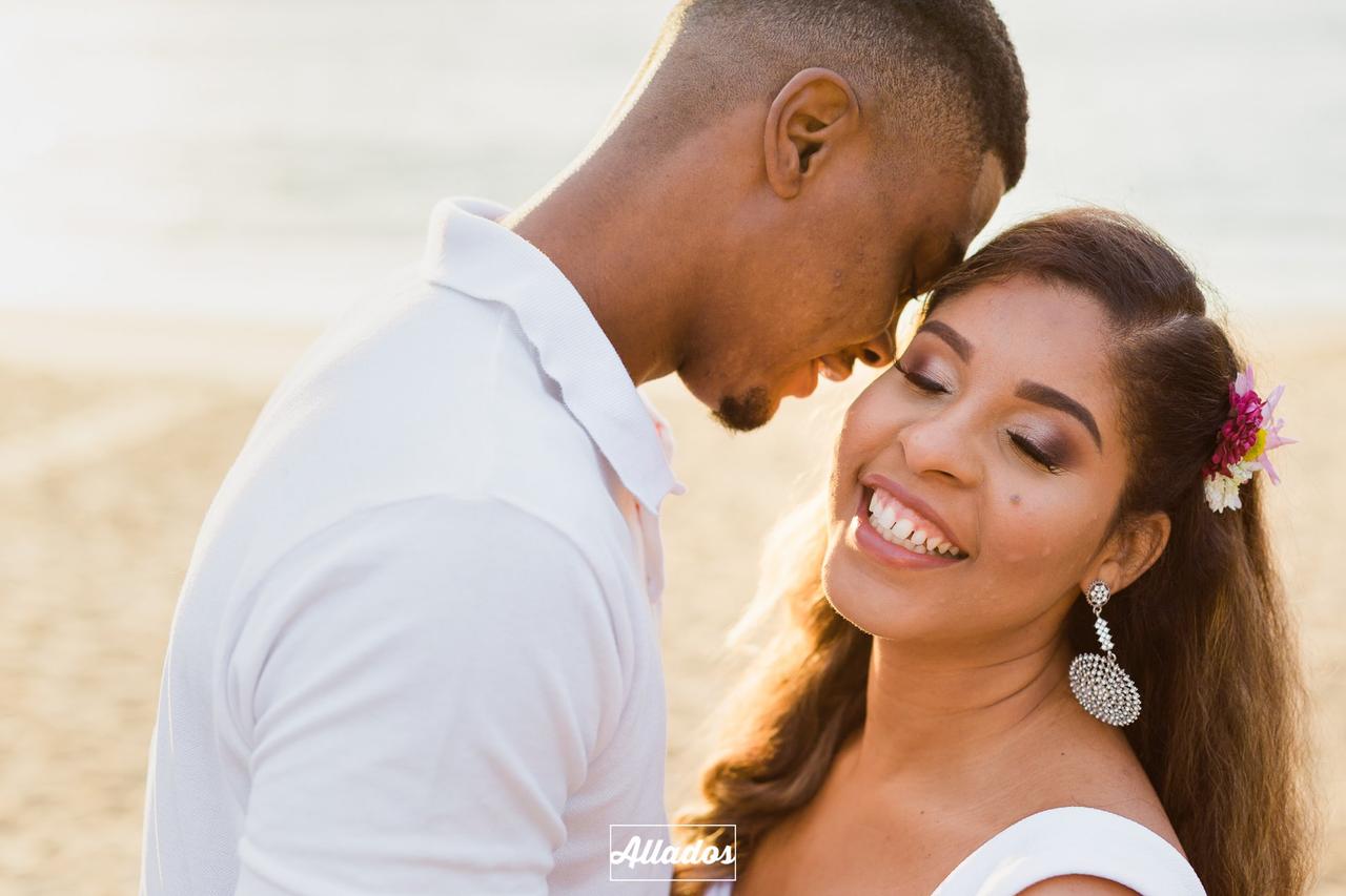 comportamento feminino homem beijando a mulher