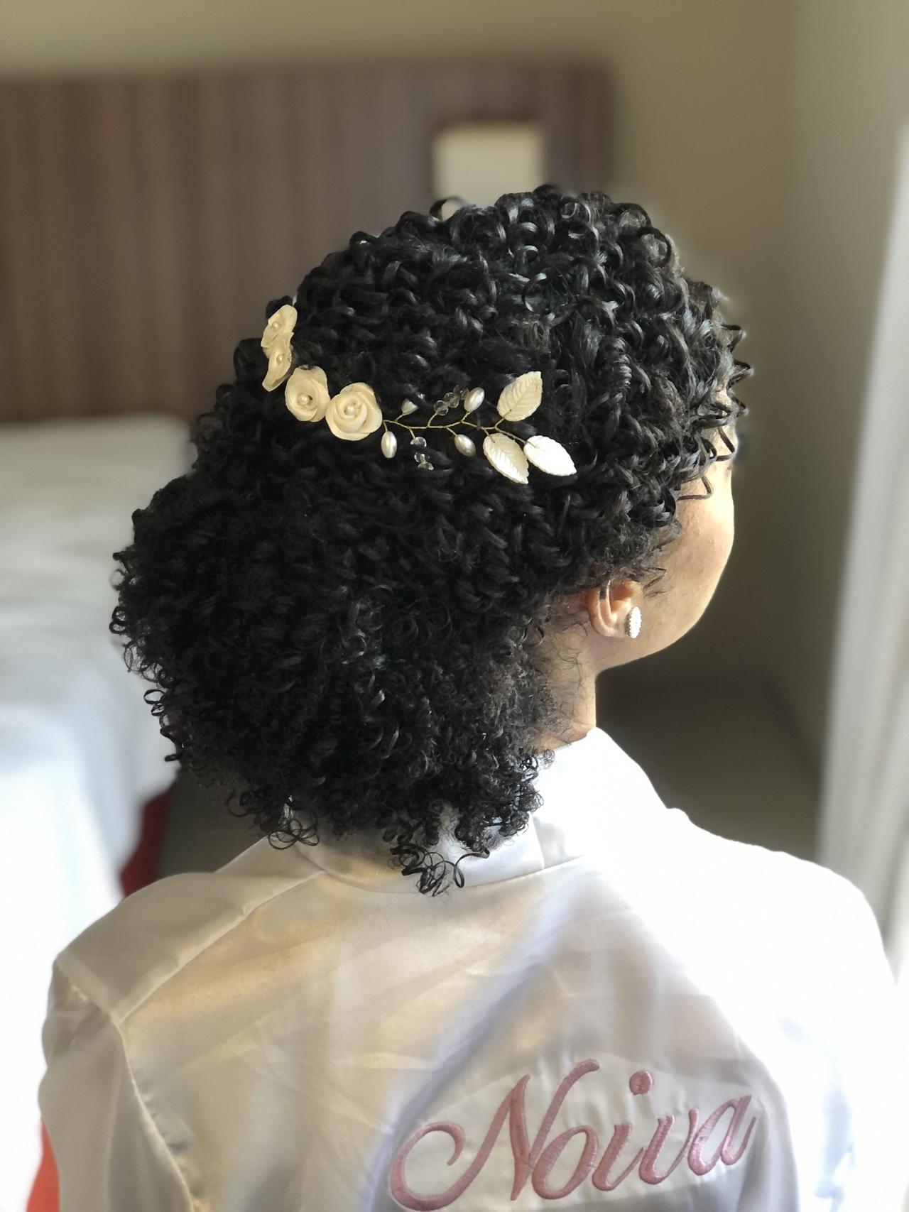 Penteados de casamento para cabelo crespo: 110 inspirações para as noivas!