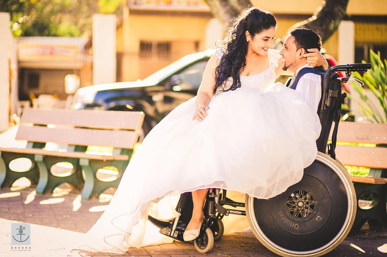 noiva no colo do seu noivo cadeirante Acessibilidade inclusão cadeirante no casamento