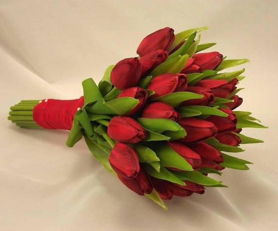 buque de tulipas vermelhas