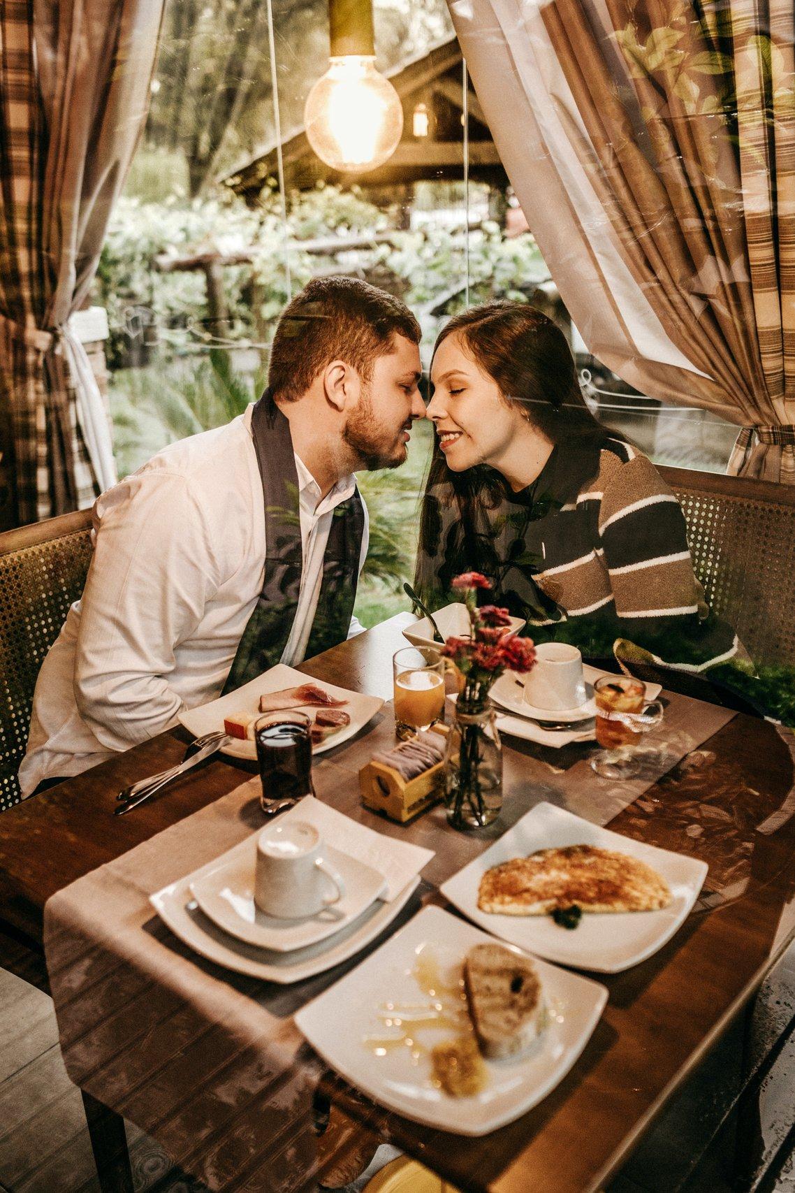 micro-romance casal namorando em um restaurante