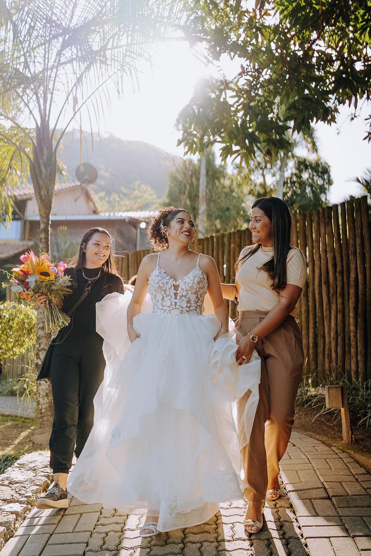 Funções do cerimonialista: organização do casamento e orientação da noiva; profissionais acompanham a noiva antes do cortejo