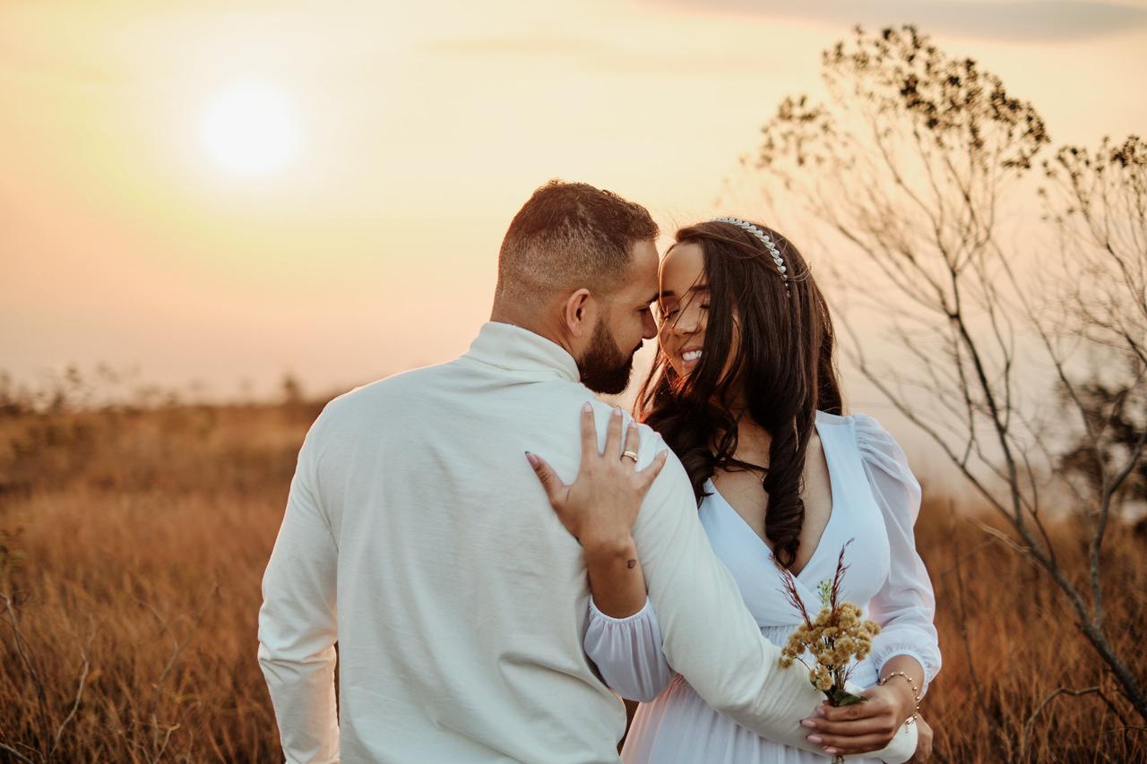 crises do casamento casal abraçados  mulher segurando um buquê de flores
