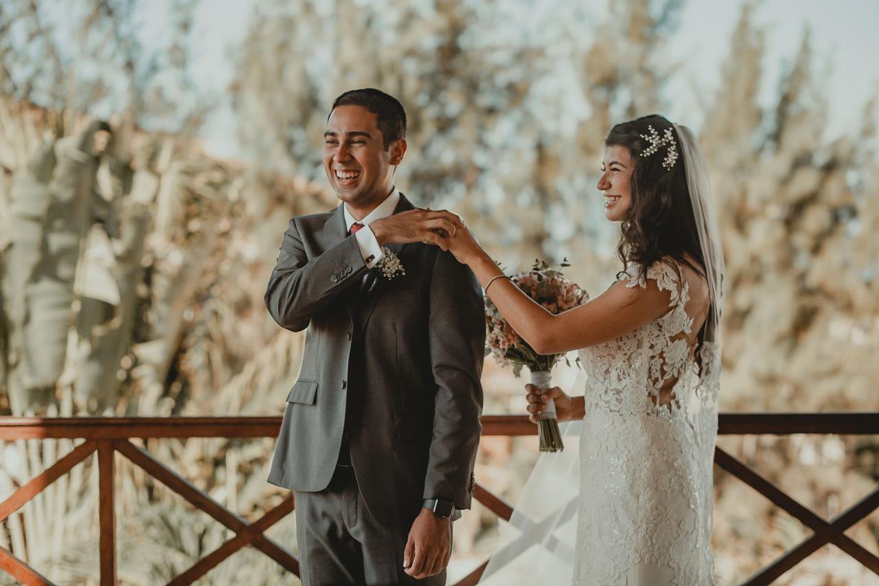 Casal no ensaio First Look de casamento