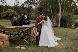 casamento country beijo do casal com cavalos ao lado