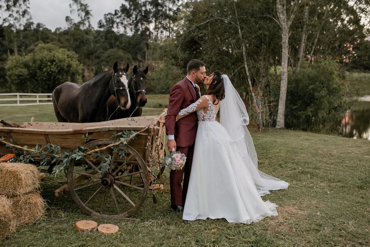 casamento country beijo do casal com cavalos ao lado