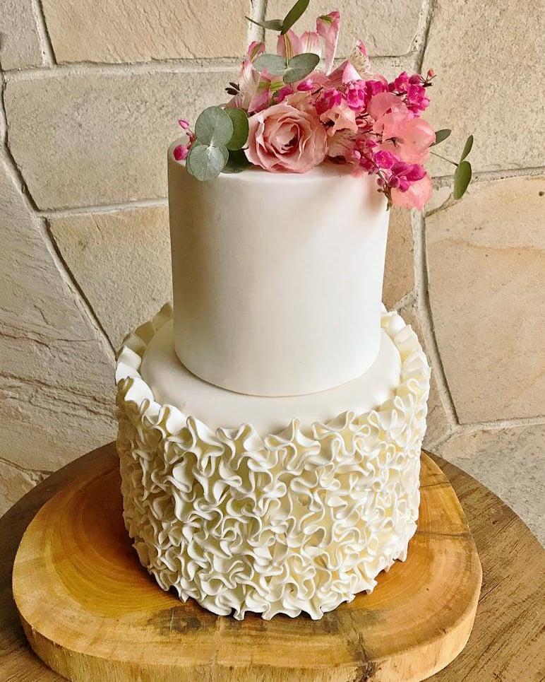 Bolo de casamento com flores