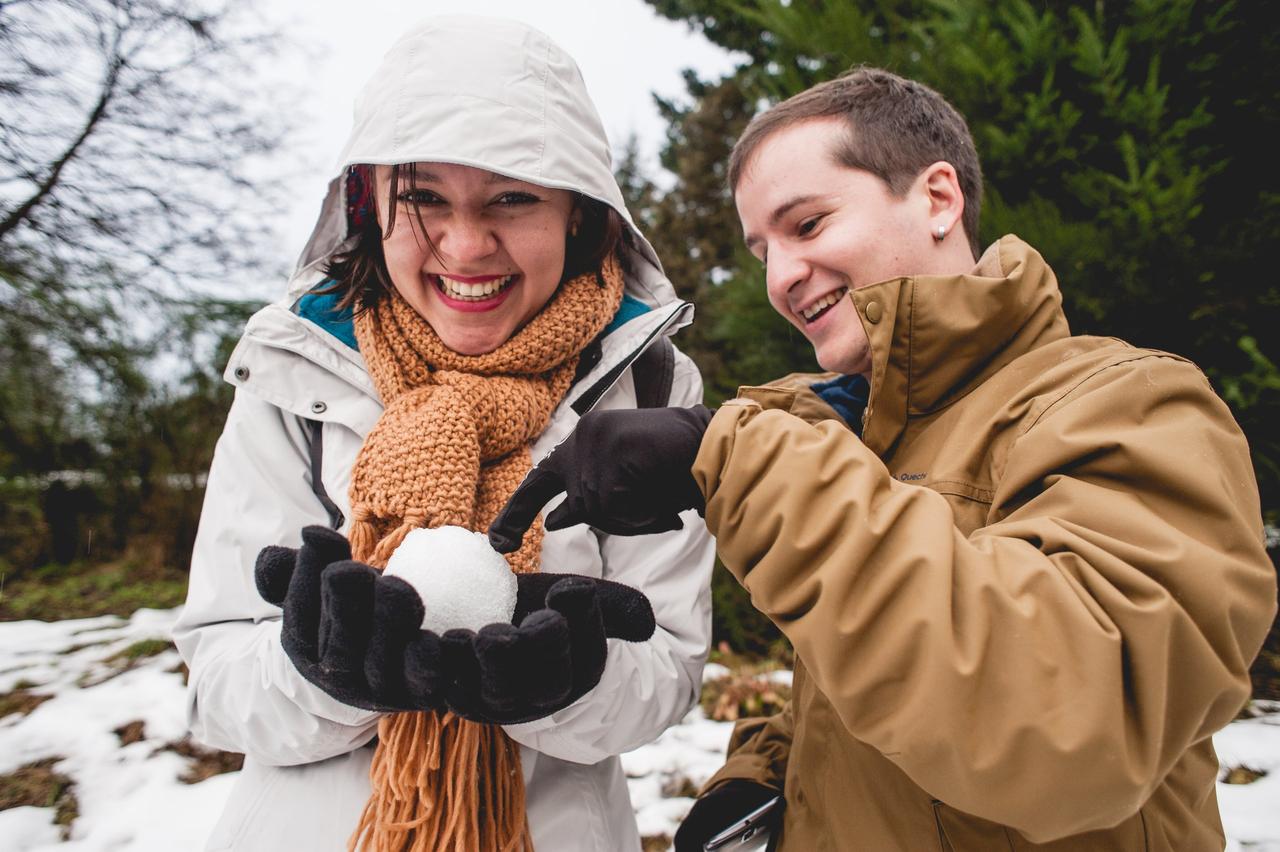 Lua de mel o que é casal brincando com a neve
