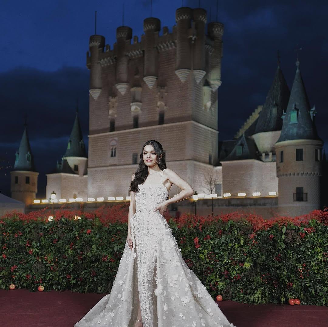 Rachel Zegler na frente do castelo em Segóvia, Espanha