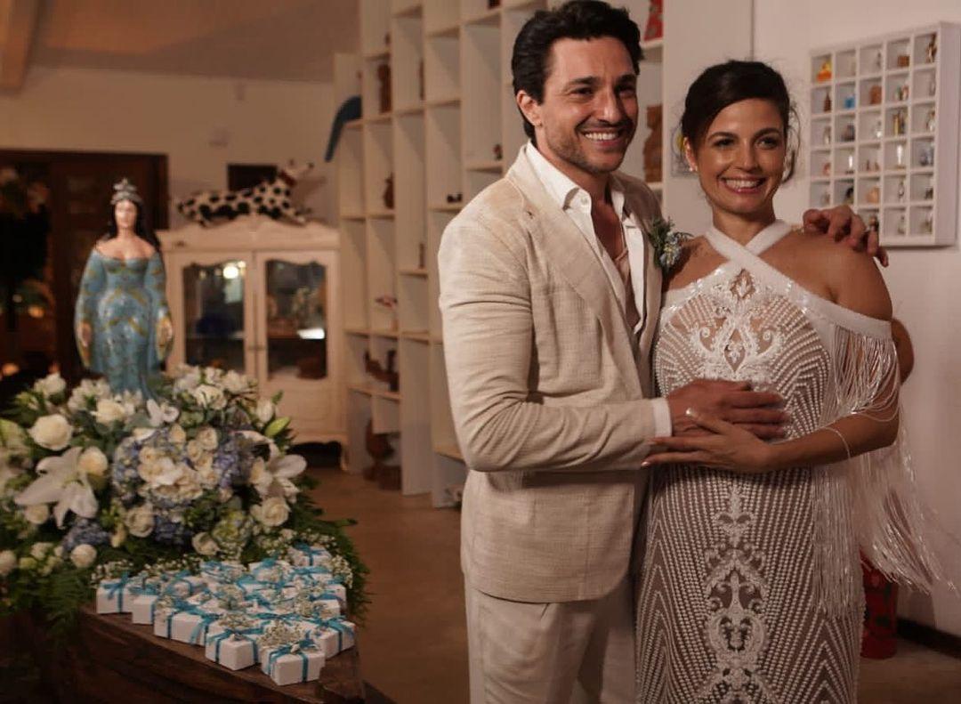 O casamento de Emanuelle Araújo e Fernando Diniz: sim praiano na Bahia