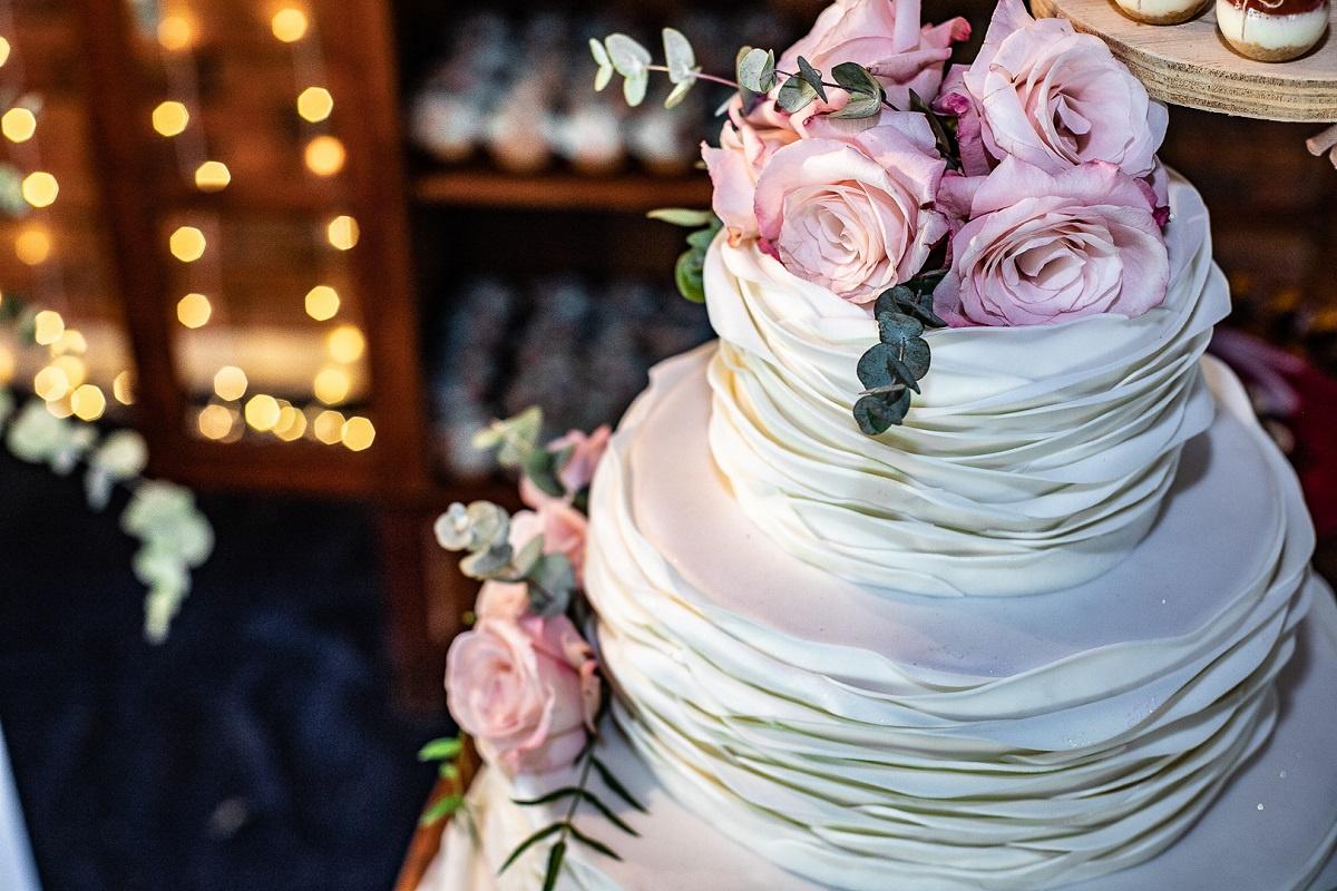 TUDE Bolos, arte e amor: Bolo feminino delicado