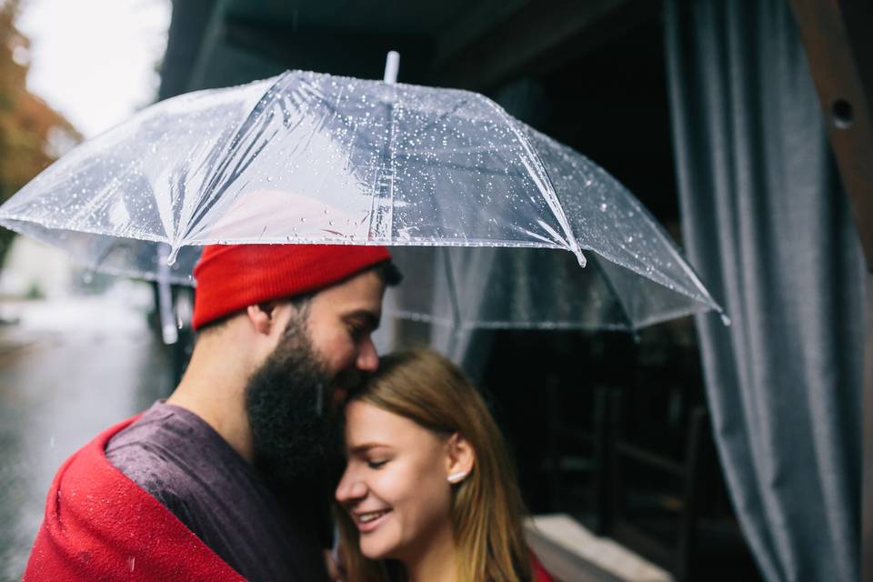 casal embaixo do guarda chuva atitudes diarias que fortalecem a relação