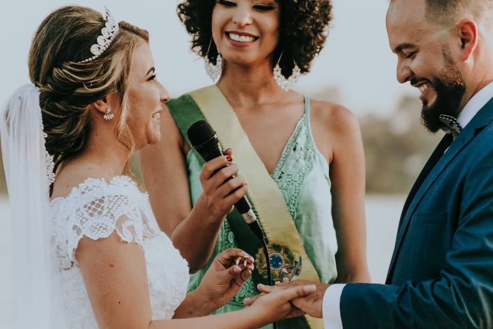 Entenda as diferenças entre daminhas de honra e floristas