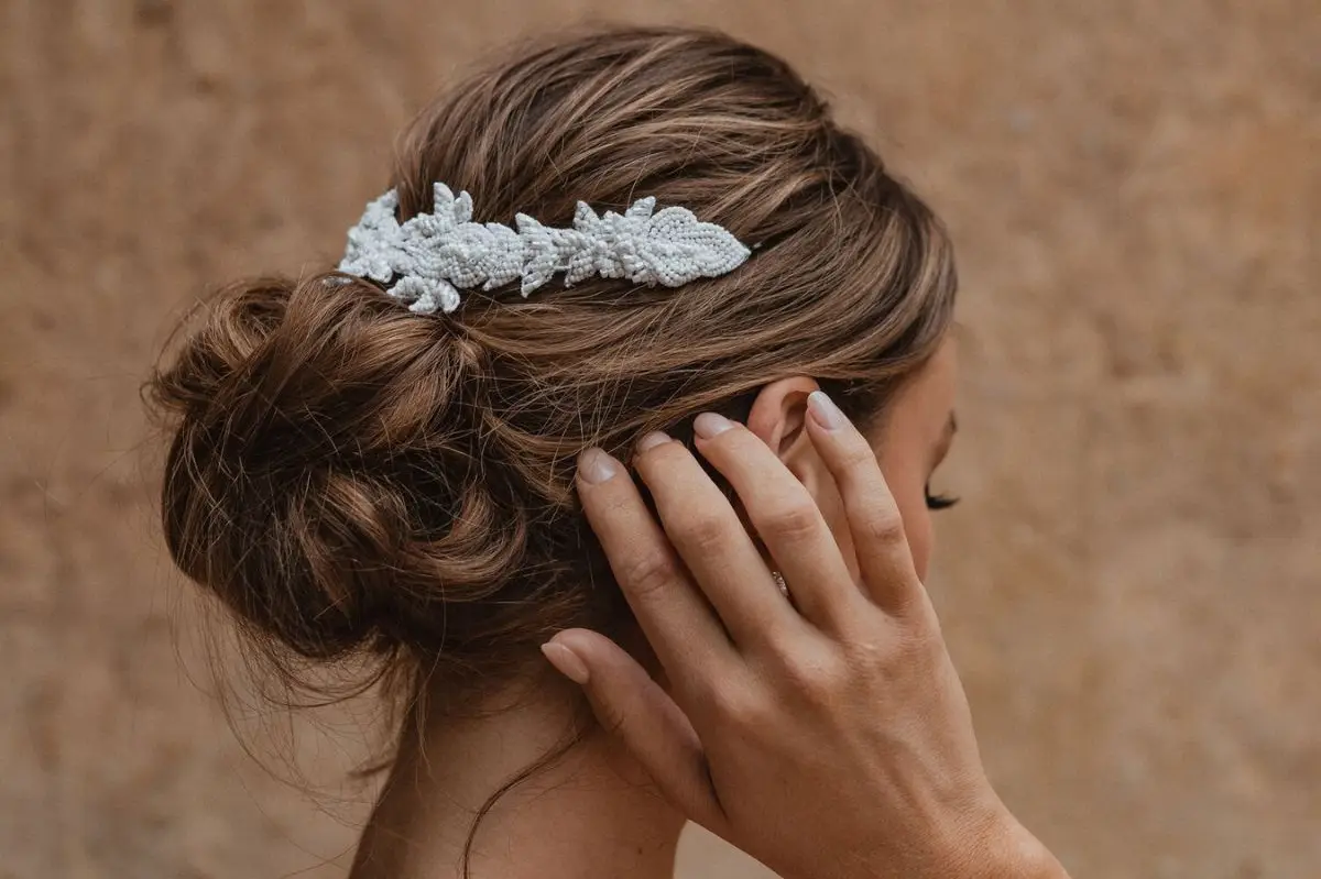 Cabeleireiro Da Mulher Profissional Que Faz O Penteado Usando O