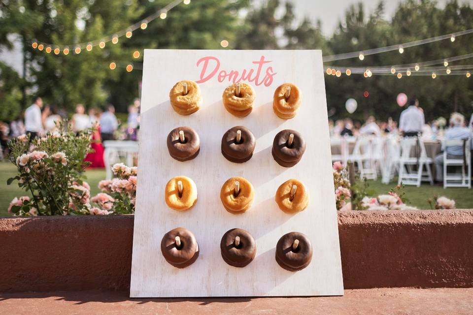 DIY delicioso: saiba como fazer uma parede de donuts para a recepção