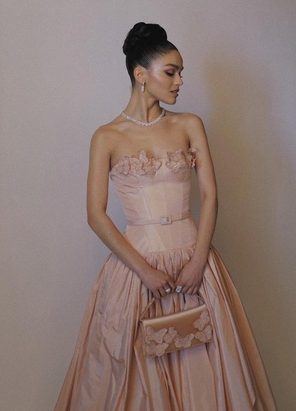 Rachel Zegler com vestido tomara que caia rosa